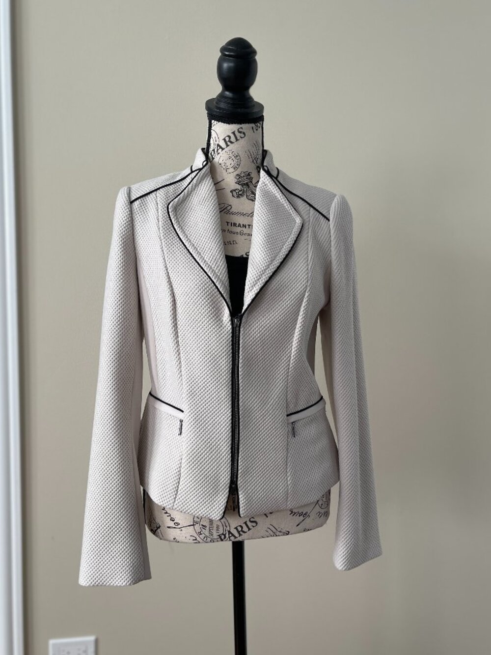 WHBM Textured White Blazer w/ Black Piping – Size 6